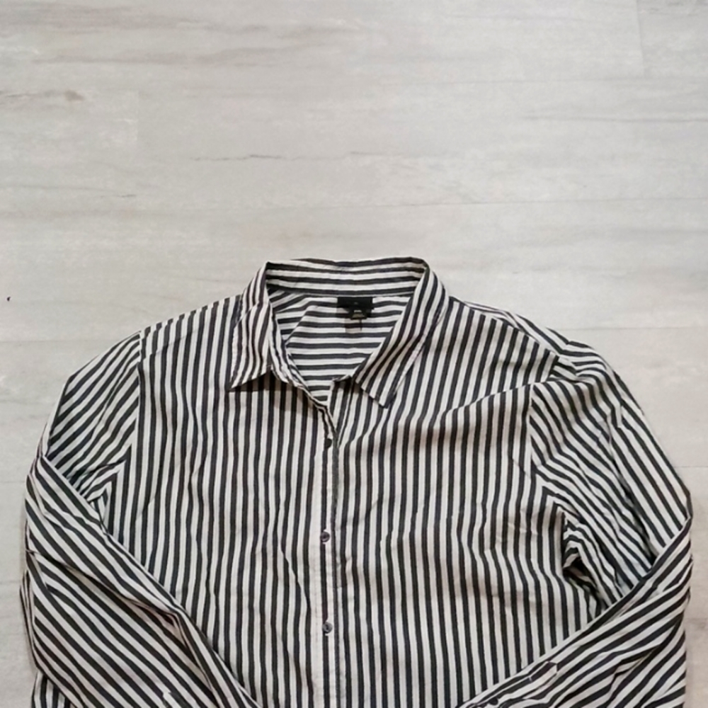 Worthington Women's Easy Care Button Up Collar Long Sleeve Shirt. Size 2xl. - Picture 3 of 12